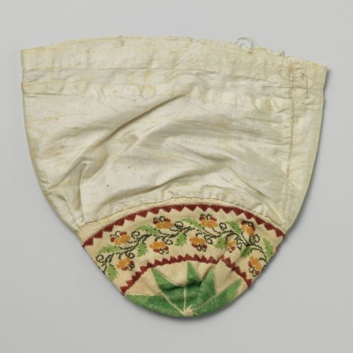 Bag in semi-circular shape, of ivory-coloured silk on a knitted cotton base with a knitted star and floral border of beads