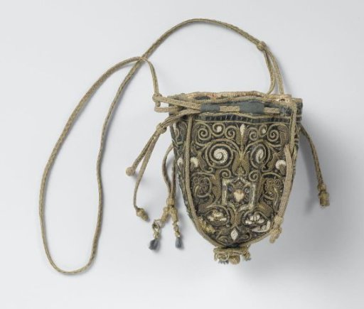 Purse of green velvet, consisting of four panels, on each of which a crowned heart pierced by two arrows and respectively the initials DA and MS surrounded by vines, embroidered with silk, gilded silver thread, spangles and freshwater pearls