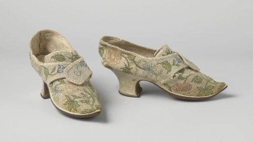 Shoe with leaf, tongue and flaps of linen, embroidered in petit point with a floral motif of multicolored silk; pointed toe and half-high heels
