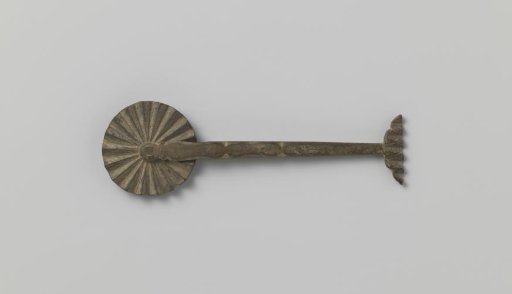 Iron kitchen utensil, serrated, for decorating cakes
