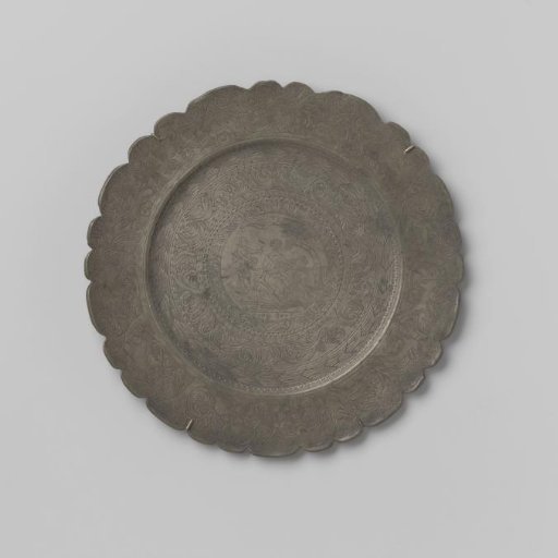 Tin plate with a hunting scene on the rim