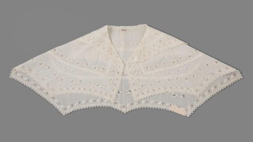 Collar of batiste with flap and festooned toothed edges, embroidered in openwork