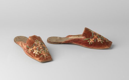 Mule of red velvet embroidered with multicolored flowers