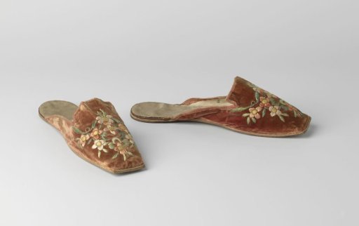 Mule of red velvet, embroidered with multicoloured flowers