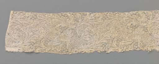 Strip of bobbin lace with feathered leaves in large arches from a five-lobed center