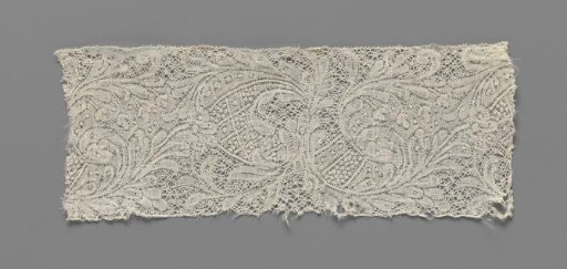 Strip of Bobbin Lace with Feathered Leaves in Large Arches from a Five-Lobed Center