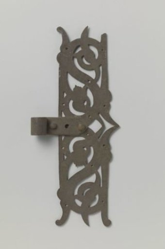 Handle of tinned iron with vine motifs