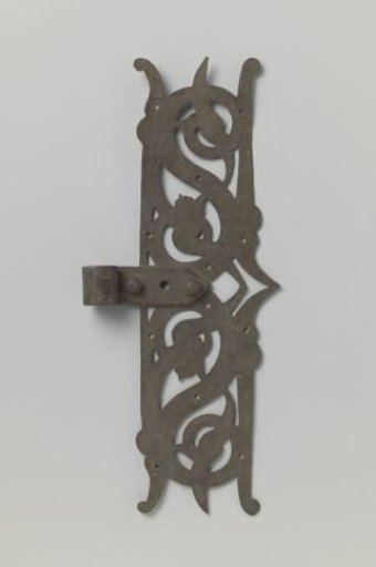 Handle of tinned iron with vine motifs