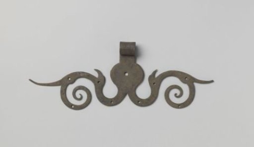 Handle of tinned iron with vine motifs