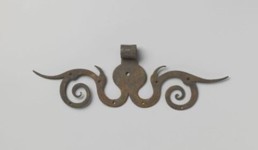 Handle of tinned iron with vine motifs