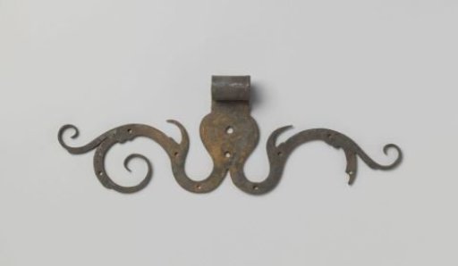 Handle of tinned iron with vine motifs