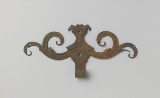 Handle of tinned iron with leaf motifs