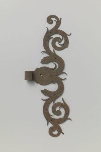 Handle of tinned iron with leaf motifs and volutes