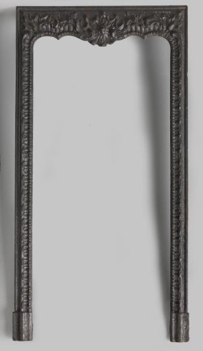 Cast-iron plate for rebuilding the fireplace, with rocailles