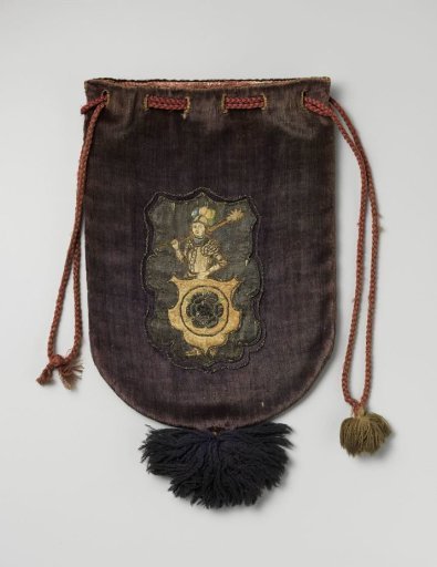 Pouch of purple velvet, on the front appliquéd with the municipal coat of arms of Schagen in silk and silver thread, provided with woolen drawstring and matching tassel