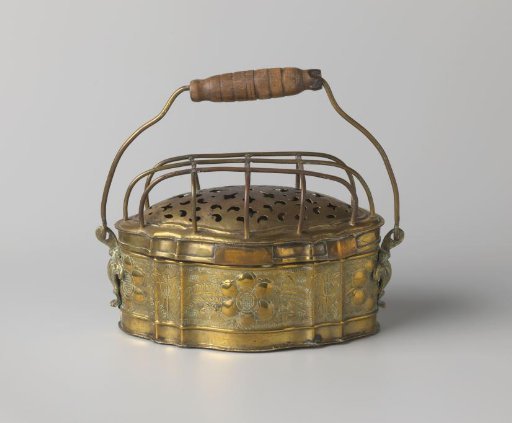 Foot warmer with profiled drum and lid