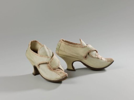 Pair of ladies' pumps with pointed toes