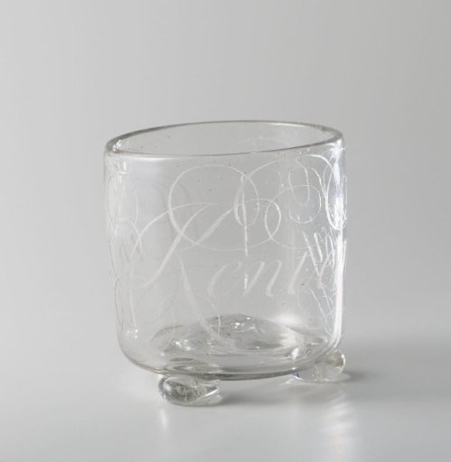 Goblet on feet with the inscription: Kent eer gij Mint
