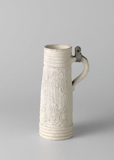 Cylindrical tankard (schnelle) with coat of arms decoration