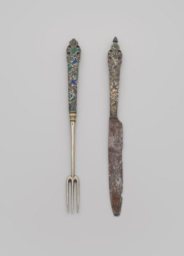 Knife with handle ending in an openwork scrollwork motif. Bass-taille enamel.