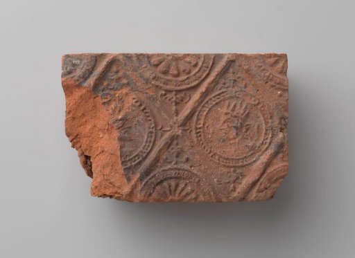 Fireplace with depictions of two kings, set in two panels