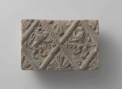 Fireplace with a representation of two climbing lions, placed in two panels