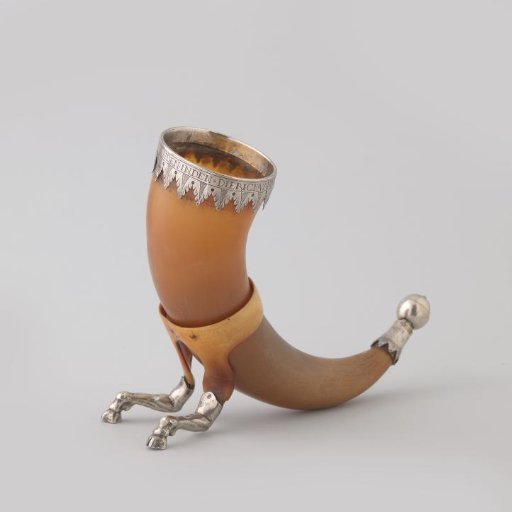 Holder for the drinking horn of cattle horn in silver mount