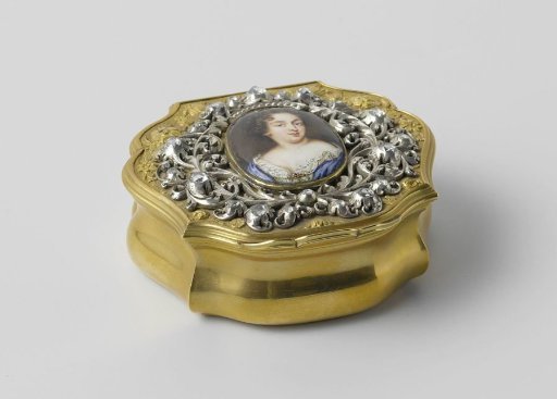 Snuffbox with a breast ornament with a portrait of Queen Mary