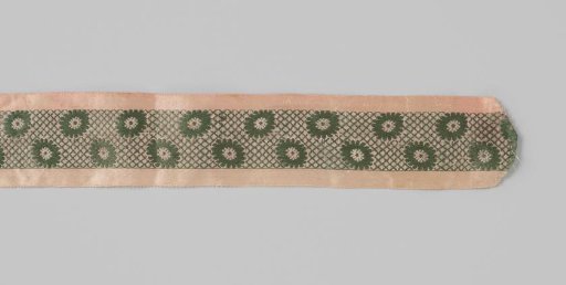 Ribbon or garter of silk with lance effect; along the entire length of the pink ribbon runs a green band with a grid pattern containing daisies