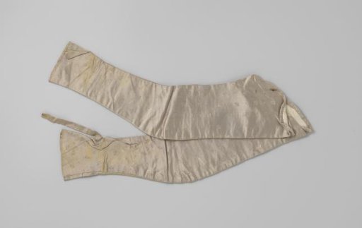 Sleeves of pearl-grey ribbed Haarlem silk, decorated with loose flowers