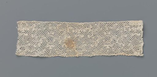 Strip of bobbin lace with symmetrically arranged sparse tendrils around medallions