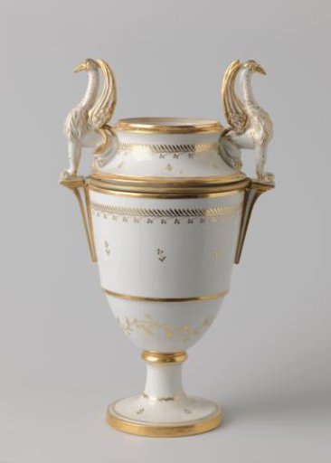 Tip of the lid of a chestnut vase decorated with griffins