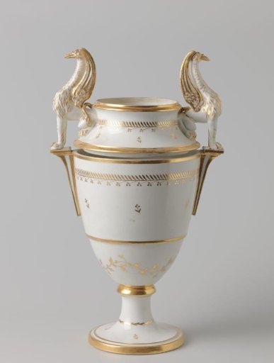 Tip of the lid of a chestnut vase decorated with griffins