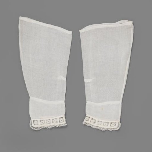Under-sleeve of batiste with Valenciennes lace cuff