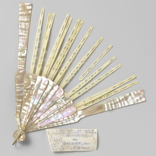 Fan Leaf of Ecru Tulle with Lace Floral Motifs