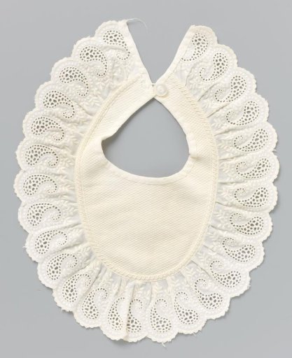 Shawl of white cotton (?), with flannel backing and top layer with piqué, decorated with a wide gathered scalloped border of English embroidery