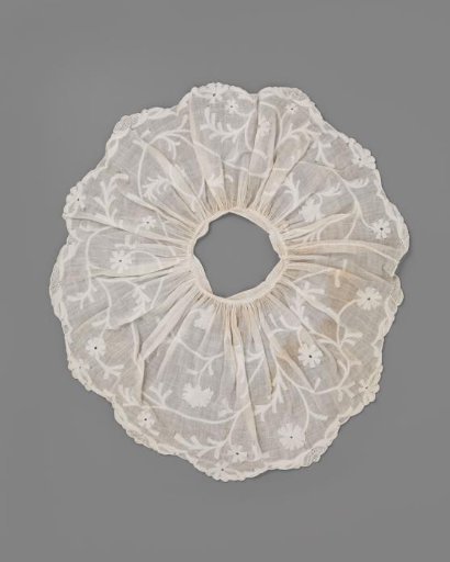 Engageante, scalloped, embroidered with large flowers on wavy stems