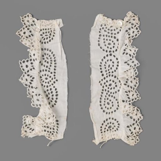 Cuff of English embroidery with pointed gathered scalloped strip