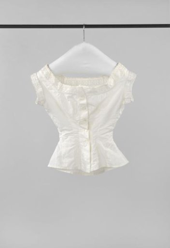 Body of white cotton, tailored and marked with the letter P