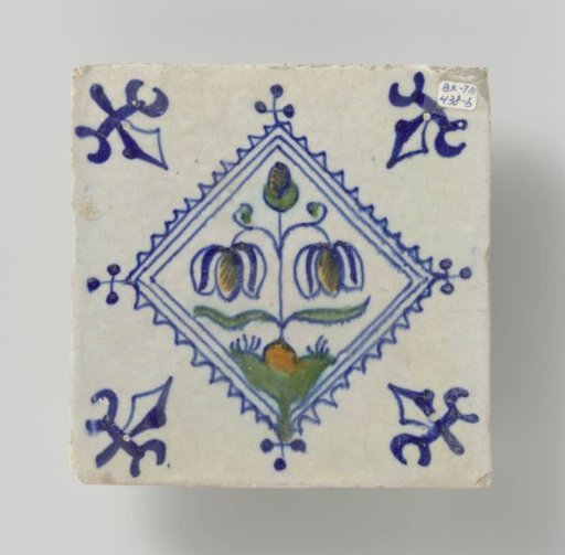 Square tile, polychrome painted with a tulip on a ground