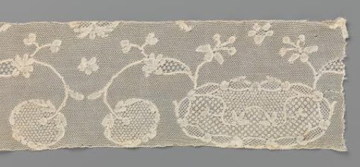 Strip of bobbin lace with oval cartouche and two round flowers