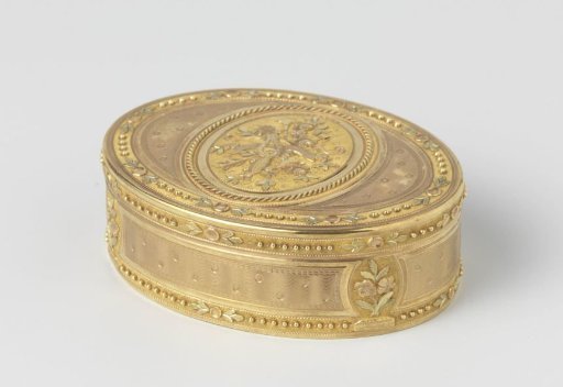 Gold snuffbox, oval, on the lid an oval medallion with musical instruments and flowers