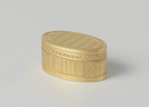 Oval gold snuffbox with chased Louis XVI ornament