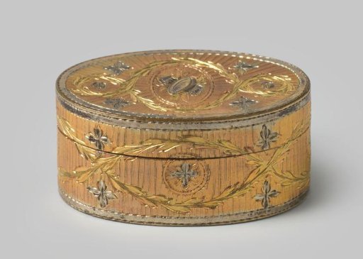 Oval snuffbox in three-colour gold with engraved decoration in the Louis XVI style
