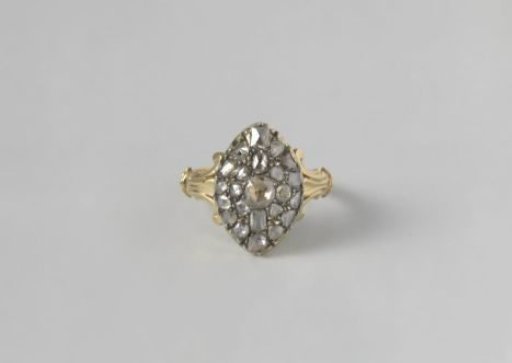 Entourage Ring With Oval Hoop