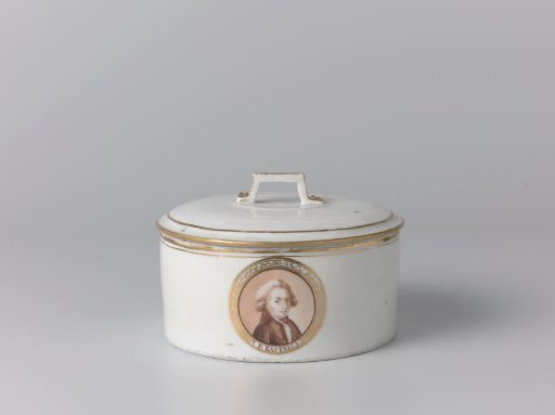 Cover of a sugar bowl with gold lines and a foliate scroll