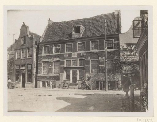 View of the Dubbele Buurt with the Inn Het Hof van Holland