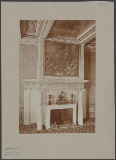 View of the fireplace in the Thesaurie Ordinaris in the Paleis op de Dam