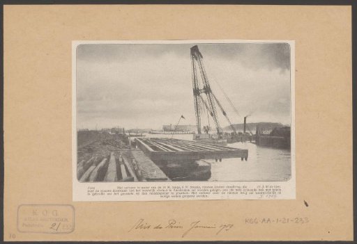 Transport over water of an iron swing bridge