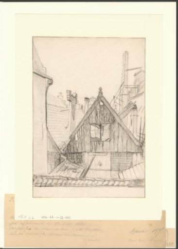 View of the back of a fire-damaged wooden facade in the Goudsbloemstraat